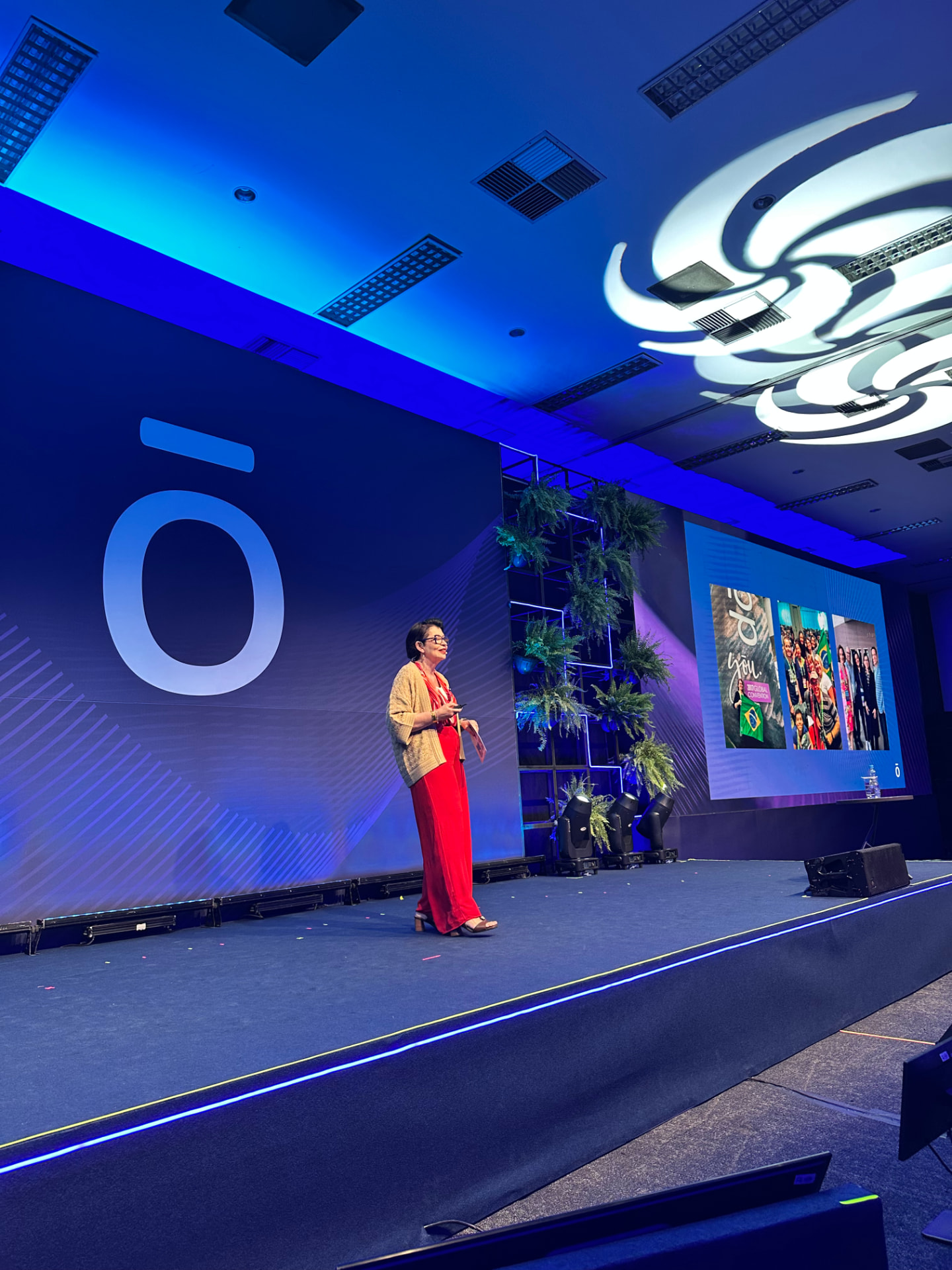 Marizete Neves no palco de um grande evento profissional