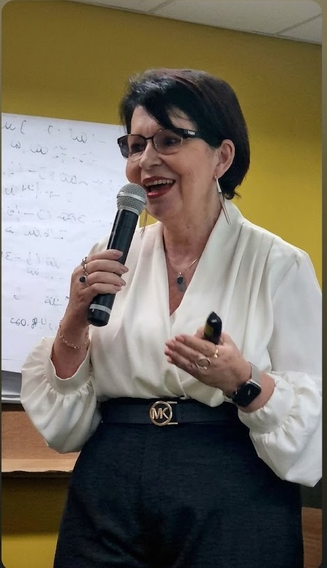 Marizete Neves falando ao microfone durante uma formação